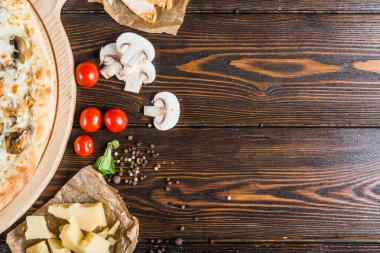 Gıda arka plan tasarımı. Pizza, peynir, domates, mantar, tavuk fileto koyu ahşap arka plan üzerinde. Malzemeler.