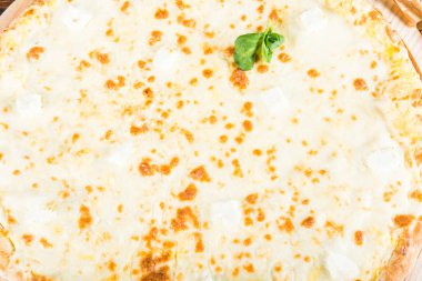 Büyük peynirli pizza. Makro