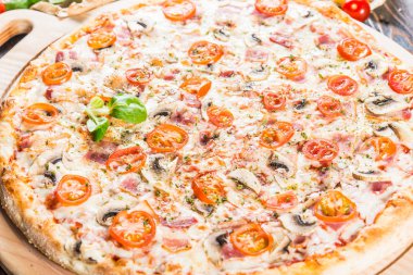 Büyük pizza jambon, mantar ve domates. Makro