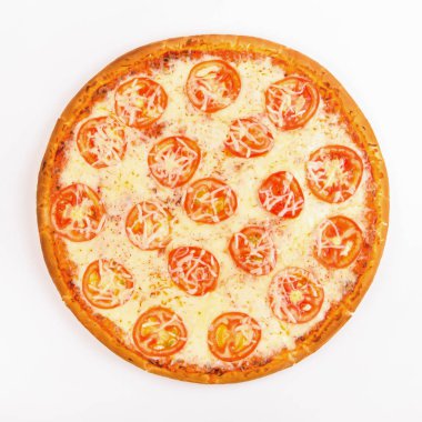 Pizza bir beyaz peynir ve domates dilimleri ile