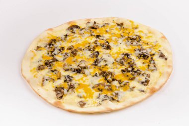 Mantar ve farklı türde bir beyaz peynirli pizza