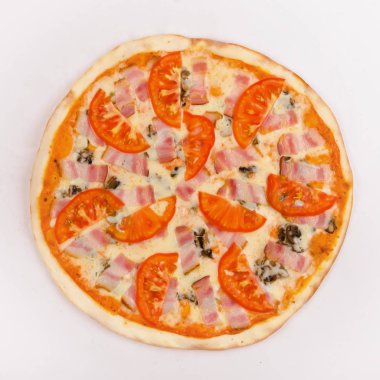 Mantar, domates ve pastırma bir beyaz pizza