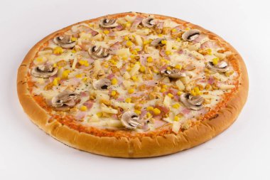 Pizza tavuk, sosis, mantar, ananas ve cornon bir beyaz