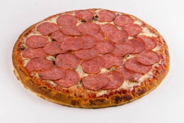 Salam ve bir beyaz üzerine Mantarlı Pizza