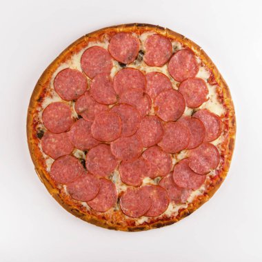 Salam ve bir beyaz üzerine Mantarlı Pizza