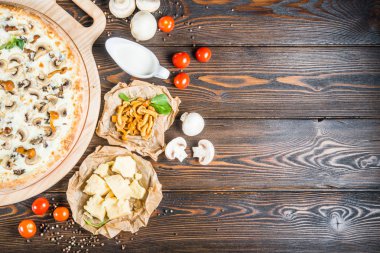 Yabani mantar, peynir ve krem. Gıda arka plan tasarımı. Pizza malzemeleri.