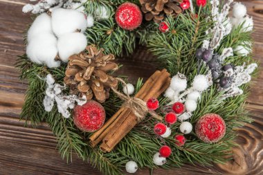 Çelenk. Noel Kış koyu ahşap arka plan karede. Kırmızı öğeler