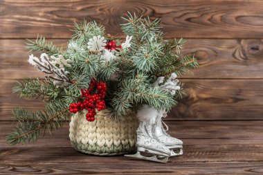 Bir sepet ve koyu ahşap arka plan küçük dekoratif paten kompozisyon Noel ağacı. Noel oyuncaklar
