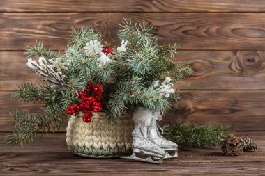 Bir sepet, küçük dekoratif paten ve koniler koyu ahşap arka plan üzerinde kompozisyon Noel ağacı. Noel oyuncaklar