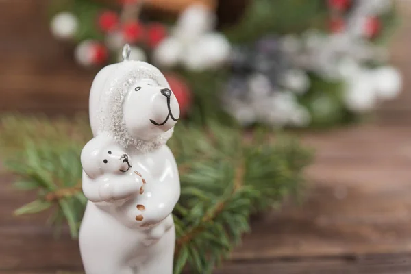Bir Kutup Ayısı Onun Kollarında Bebek Figürü Noel Oyuncaklar Çelenk — Stok fotoğraf
