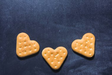 Karanlık bir arka planda kalp çerezleri. Kurabiyeleri seviyorum. Bakin kalp