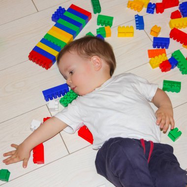 Çocuk multicet Tasarımcısı ile oynuyor. Küçük bir çocuk arasında yer alıyor 