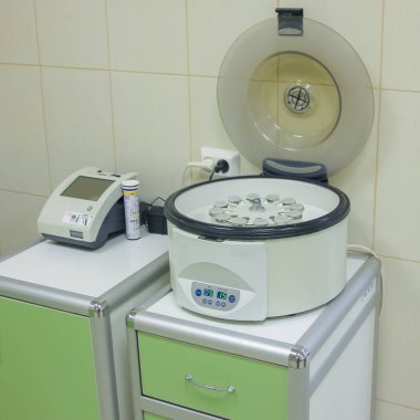 Laboratuvar içinde mini Santrifüjü. analiz için Santrifüjü.