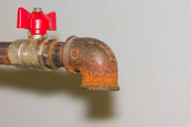 Eski, paslı, vinç. Girişteki vinç, pas ile kaplıdır,