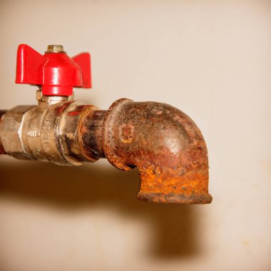 Eski, paslı, vinç. Girişteki vinç, pas ile kaplıdır,