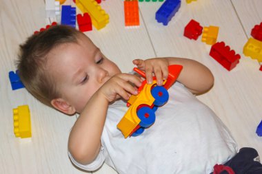 Çocuk multicet Tasarımcısı ile oynuyor. Küçük bir çocuk arasında yer alıyor 