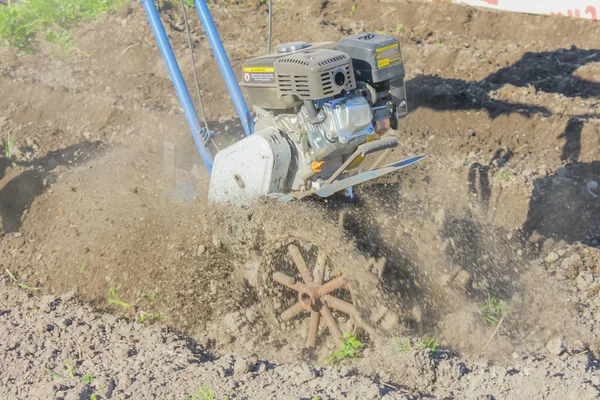 Pług do podłoża za pomocą bloku silnika. Plowing ziemi. Uprawa — Zdjęcie stockowe