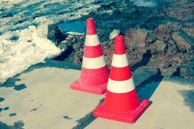 İki parlak trafik konisi. trafik konileri, onarım uyarısı