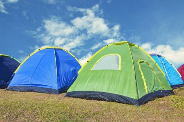 Mavi gökyüzü ile dağda kamp yapmak