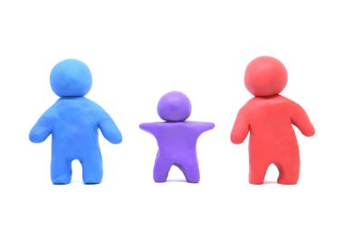Beyaz arka planda izole edilmiş plasticine kil mutlu aile