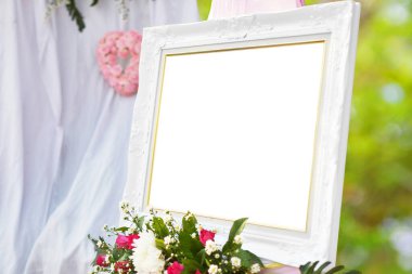 Düğün günü çiçekli beyaz fotoğraf çerçevesi