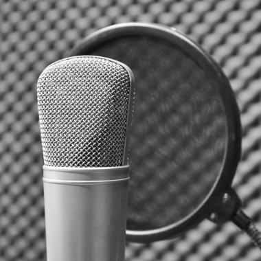 Kayıt stüdyosundaki mikrofona yakın çekim