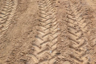 Topraktaki tekerlek izleri.