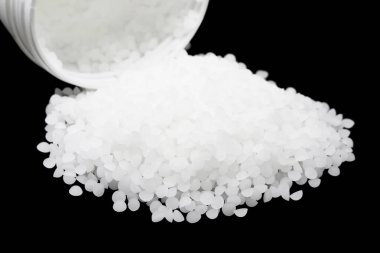 Siyah arkaplanda izole edilmiş beyaz kozmetik balmumu