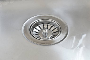 Su, mutfak lavabosundan aşağı akıyor.