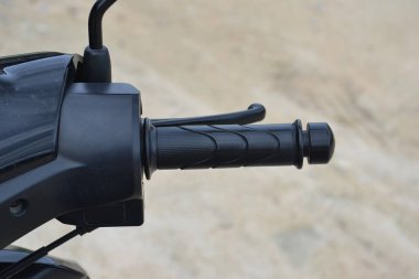 Motorsikletin gidonunu kapat