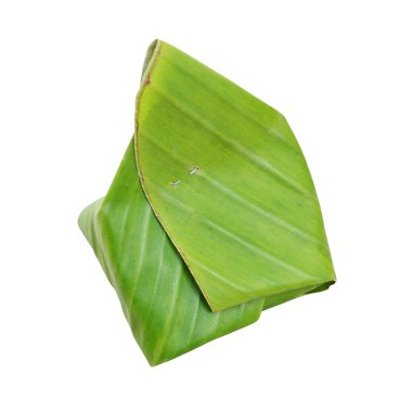 Muz yaprağından yapılmış, beyaz üzerine izole edilmiş Tayland tatlısı.