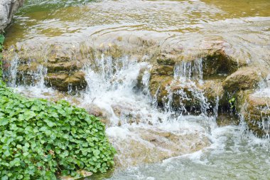 Şelale bahçeyi süslemek için inşa edildi.