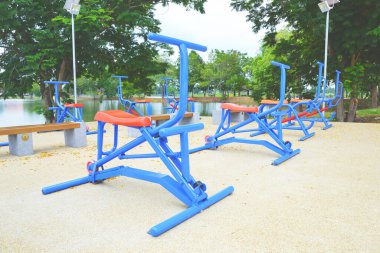 Kamu parkında egzersiz makinesi