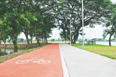Halk parkında bisiklet yolu