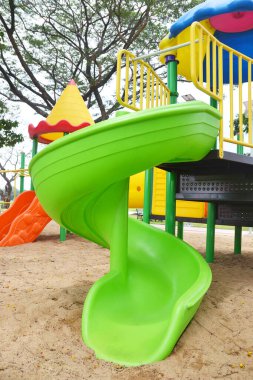 Halk parkındaki çocuk için plastik kaydırıcı