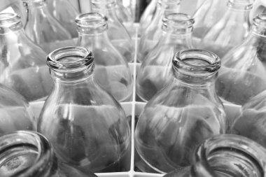 Plastik sandıkta cam şişeler