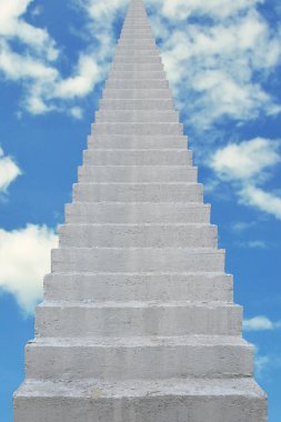 Mavi gökyüzüne çıkan beton merdiven.
