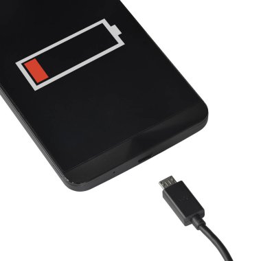 akıllı telefon düşük pil beyaz üzerine izole