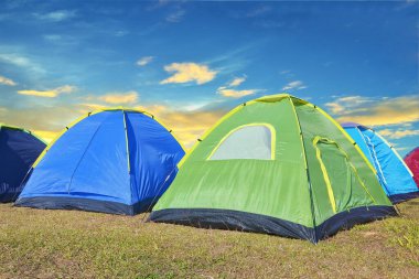 Mavi gökyüzü ile dağda kamp yapmak