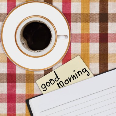 Piknik masasında defter ve kahve.