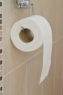 Tuvalet kağıdı tuvalette yuvarlanıyor.