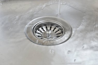 Su, mutfak lavabosundan aşağı akıyor.