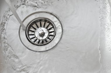 Su, mutfak lavabosundan aşağı akıyor.