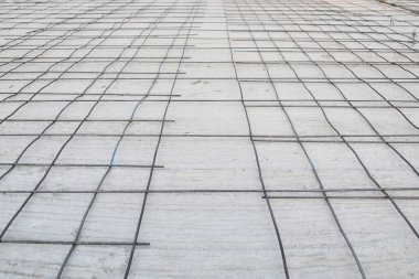 Çelik ızgara beton döşeme döşemesi betonla doldurulmaya hazır.