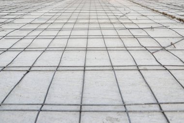Çelik ızgara beton döşeme döşemesi betonla doldurulmaya hazır.