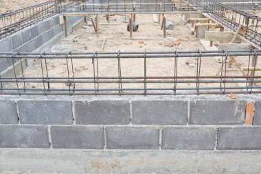inşaat alanındaki kiriş ve sütun için inşaat çubuğu ve biçimlendirme