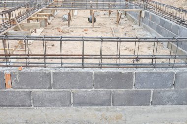 inşaat alanındaki kiriş ve sütun için inşaat çubuğu ve biçimlendirme