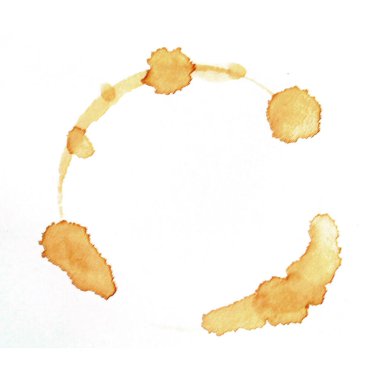 Beyaz kahve fincanı lekesi