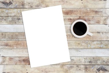 Eski ahşap masada a4 kağıt ve kahve fincanı