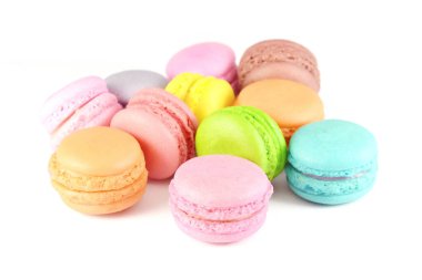 Beyaz arkaplanda renkli makaron